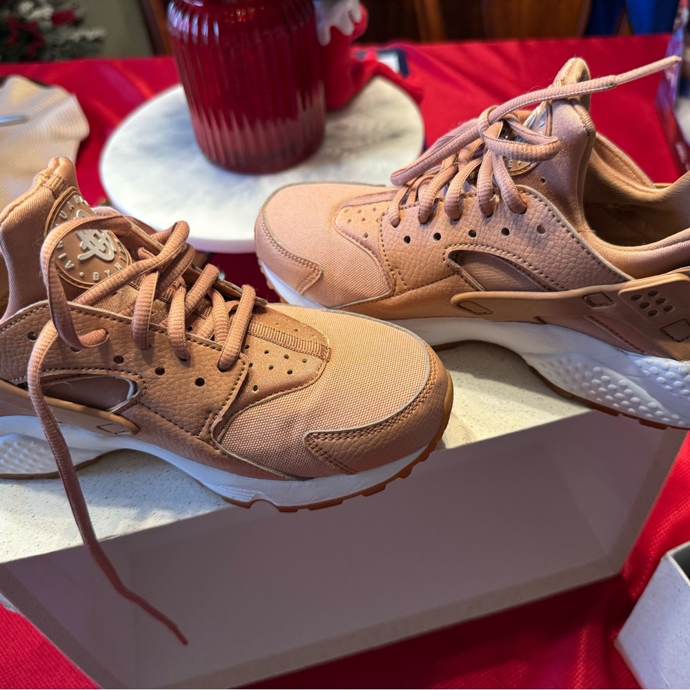 NIKE WOMEN'S AIR HUARACHE
RUN PREMIUM Particle